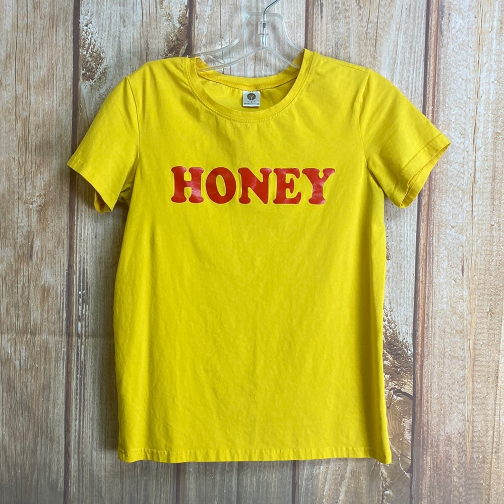➡️Yellow Tee with HONEY in Red Tee Size Small